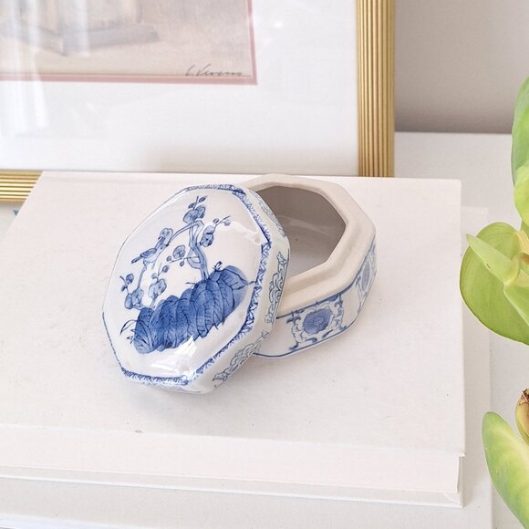 Vintage Blue and White porcelain trinket box jewelry jewellery box chinoiserie - Picture 1 of 9